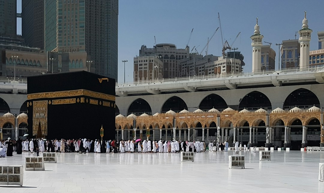 Kaabah sebagai arah kiblat dan Hajar Aswad sebagai titik permulaan tawaf