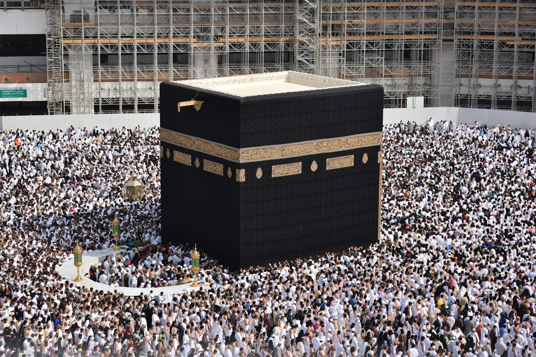 Hajar Aswad: Lokasi, Cara Istilam & Perlu Ke Cium Ketika Tawaf?
