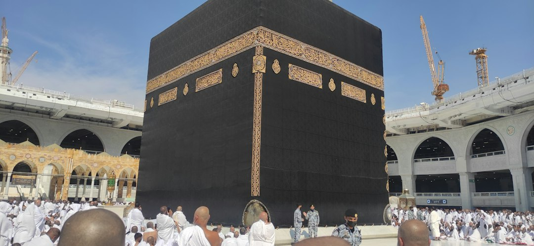 Jemaah tawaf di sekitar Kaabah dan panduan istilam Hajar Aswad